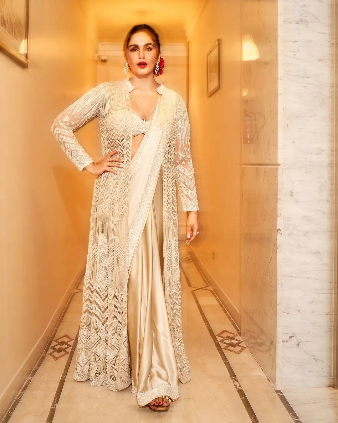 HUMA QURESHI IN WHITE SAREE BLOUSE 5